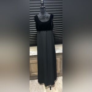 Liz Claiborne Night Women’s Black w Velvet Top Full‎ Length Gown Beading Size 10